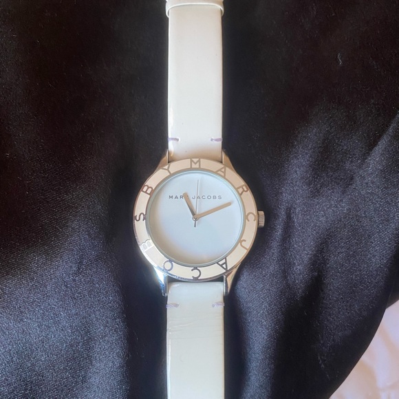 Marc Jacobs watch in white. - Picture 2 of 7